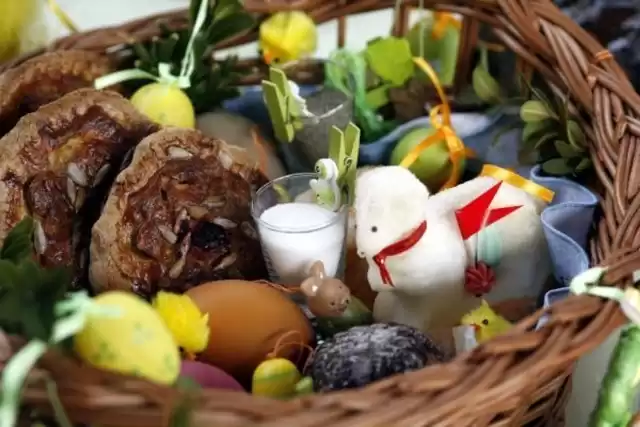 Piękny koszyk z pokarmami do święcenia
